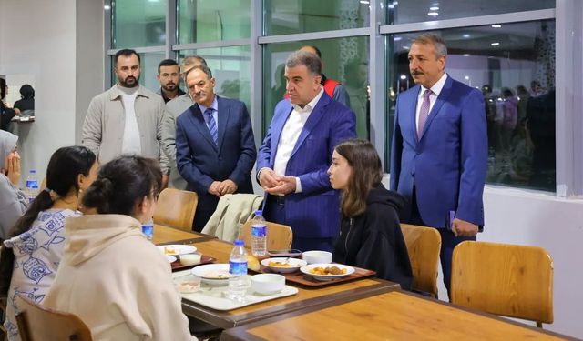 Vali Eldivan yurtlarda öğrencilerin taleplerini dinledi