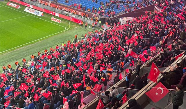 STADYUM KIRMIZI-BEYAZA BOYANDI: TRABZON’DA TEK YÜREK, TEK BAYRAK! İŞTE TÜM TÜRKİYE’NİN KONUŞTUĞU O ANLAR..