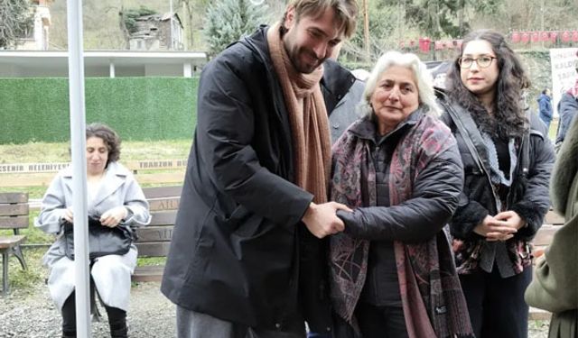 MAÇKA’DA DUYGUSAL ANLAR! REYTİNG REKORTMENİ DİZİNİN YILDIZLARI VOLKAN KONAK’IN KABRİ BAŞINDA!