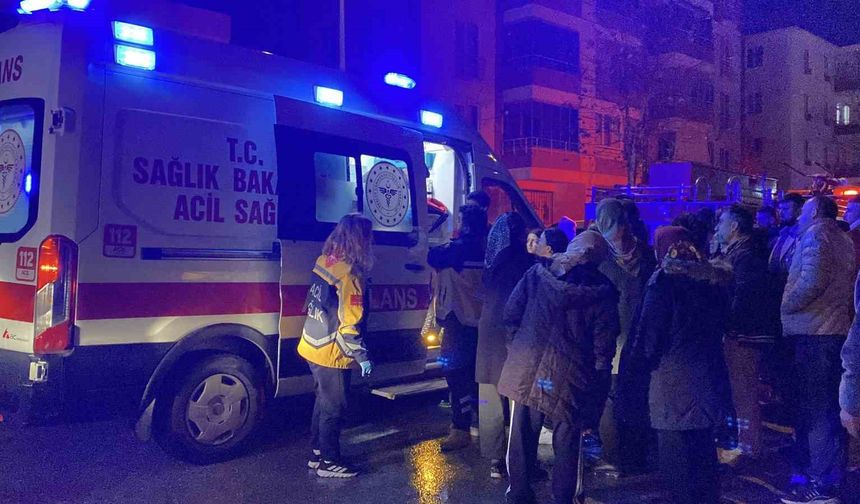 Çorum'da ev yangını: Mahsur kalan aileyi itfaiye kurtardı