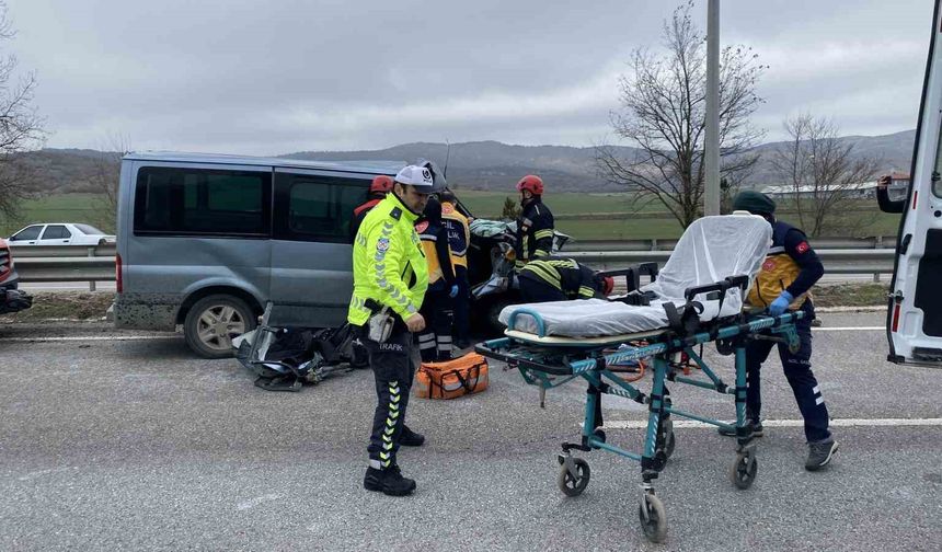 Çorum'da minibüs tıra çarptı: Sürücü araçta sıkıştı, eşi ve kızı yola savruldu