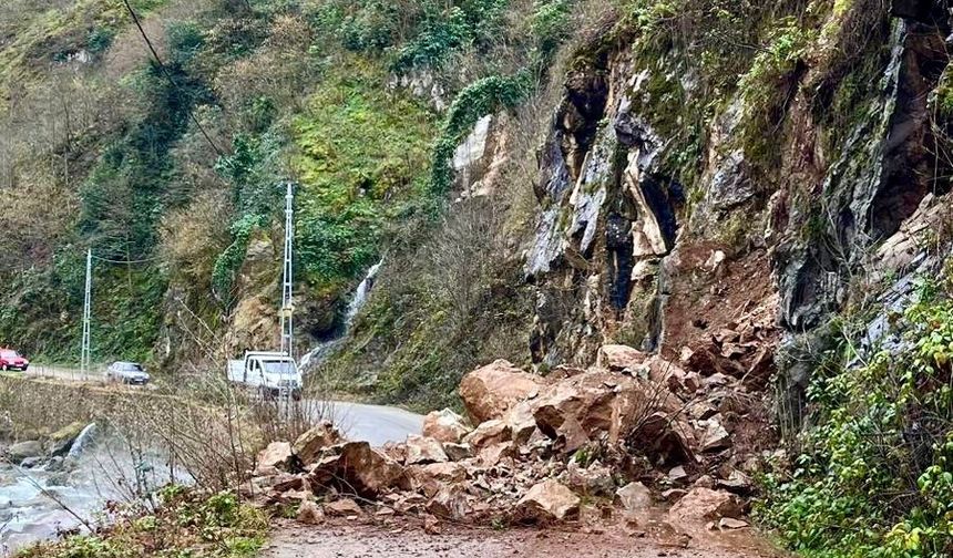 Giresun İl Özel İdaresi heyelanlı yolu ulaşıma açtı