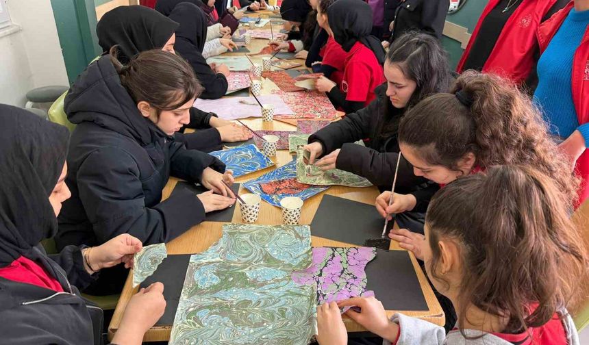 Meslek Lisesi'nde ebru kolajı atölyesi düzenlendi