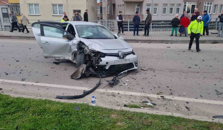 Sinop'ta otomobiller çarpıştı: 3 yaralı