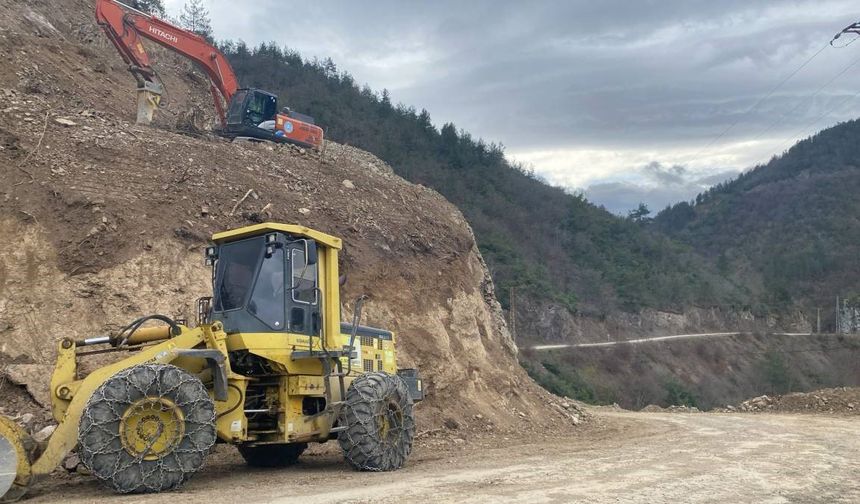 Sinop'ta yol güvenliği için kayalar kırılıyor