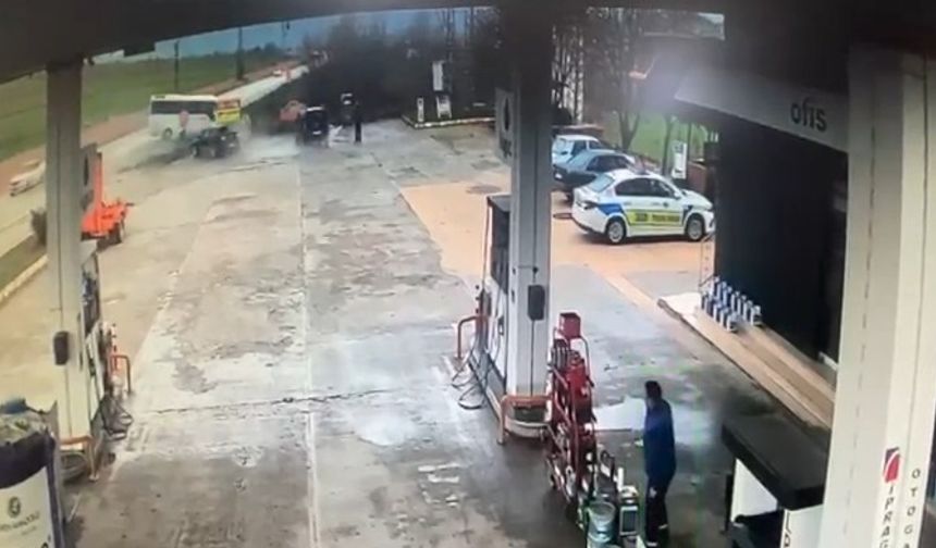 Tokat'ta öğrenci servisinin devrilme anı kamerada