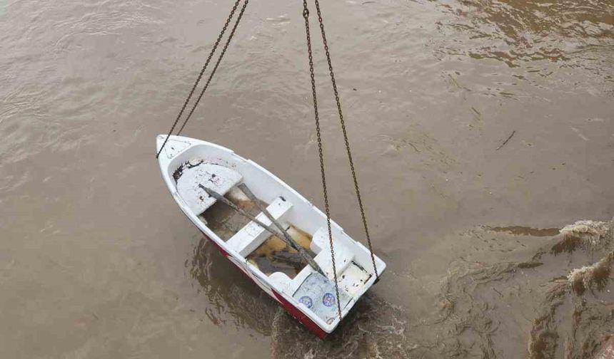 Yeşilırmak'ın sularına kapılan kayık köprüye takıldı