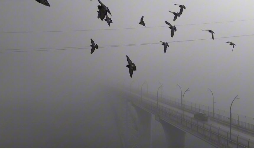 Yoğun sisten kaybolan yapılar dronla görüntülendi