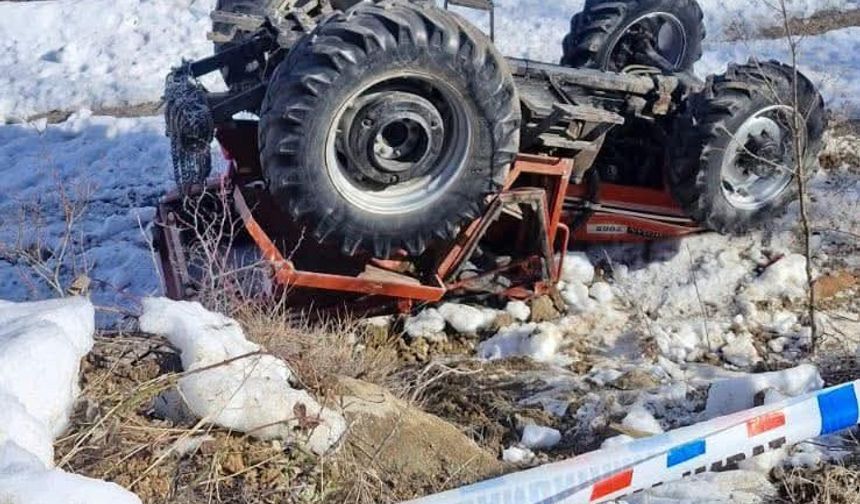 TRAKTÖR DEVRİLDİ, KÖY MUHTARI HAYATINI KAYBETTİ