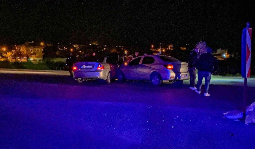 İki otomobil çarpıştı: 6 yaralı