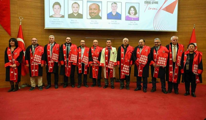 89 akademisyen cübbe giydi