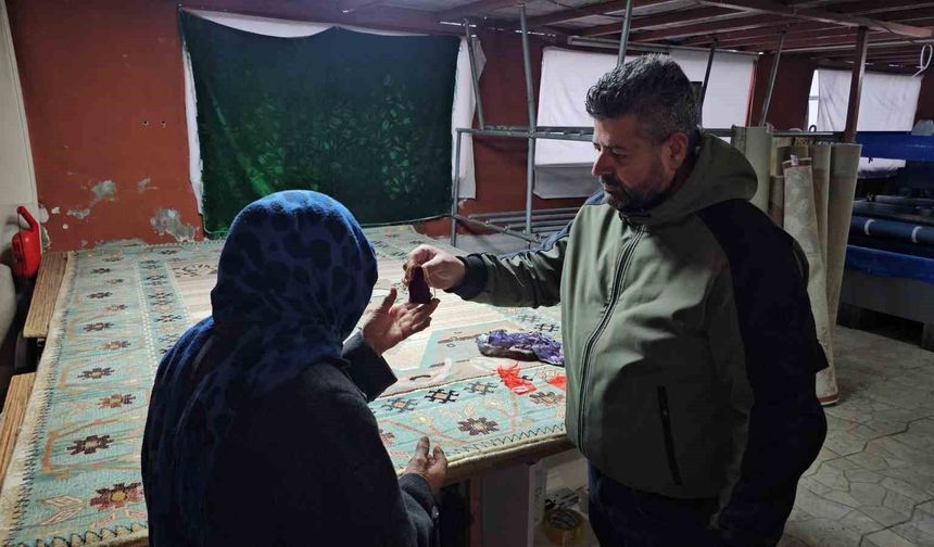 Poşetten insanlık çıktı, halının arasındaki altınlar sahibine ulaştırdı