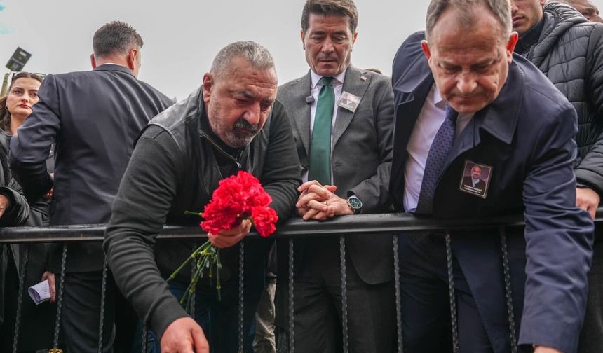 Sanatçı Volkan Konak ölümünün 1. yıldönümünde mezarı başında anıldı