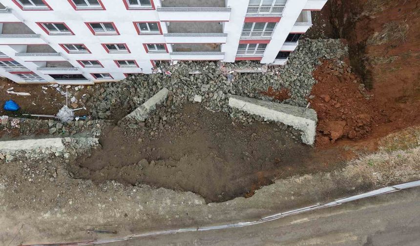 TRABZON’DA İSTİNAT DUVARI ÇÖKTÜ.