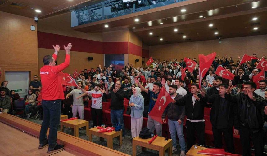 A Milli Takım'ın Kosova galibiyeti üniversite kampüsünde bayram havası estirdi