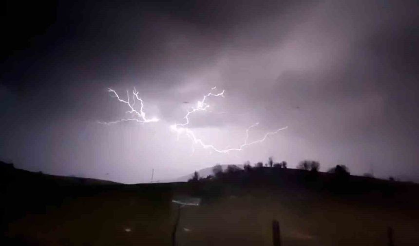 Bolu'da şimşekler geceyi aydınlattı