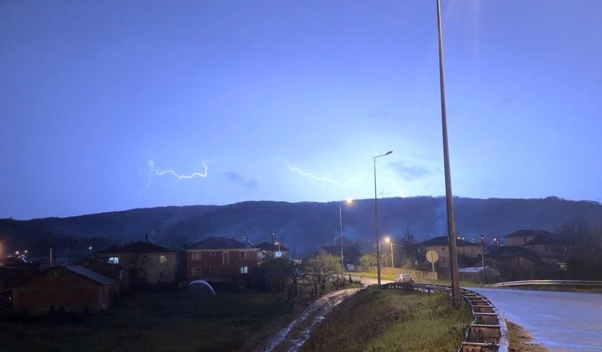 Düzce'de şimşeklerin ardından dolunay mest etti