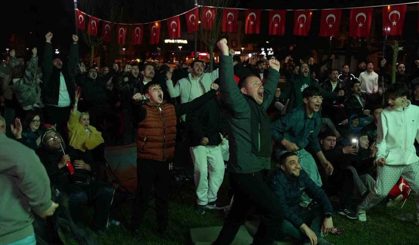 Düzceliler mili maç heyecanını Millet Bahçesi'nde yaşadı
