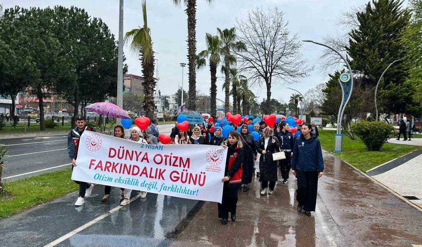 Otizm için farkındalık yürüyüşü