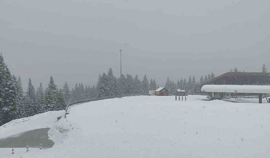 İlkbahar yerini kışa bıraktı, turizm alanı yeniden beyaz örtüyle kaplandı