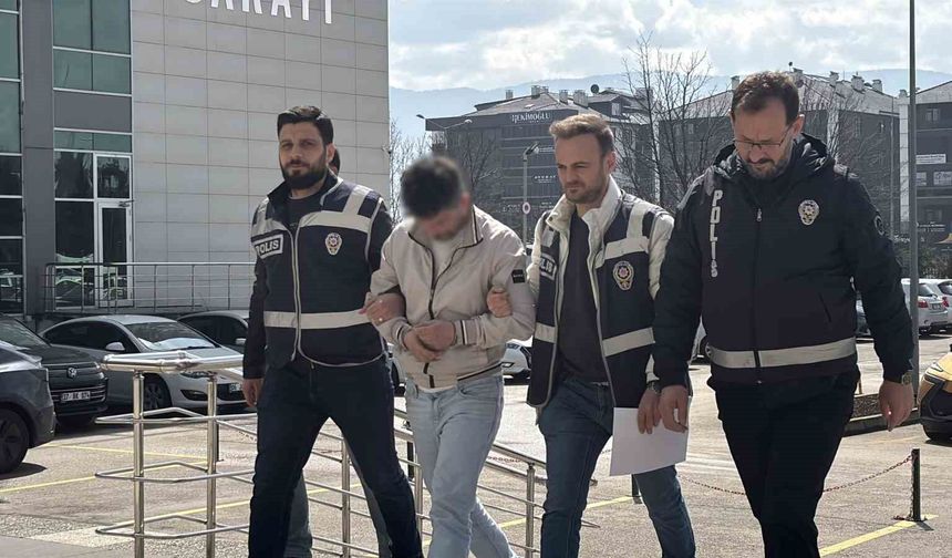 İstanbul'dan gelip Bolu'da iki kadını dolandırdı, kaçış planı TEM'de bozuldu