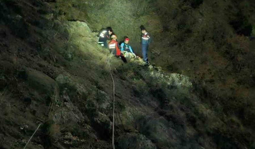 Mantar toplarken uçurumdan düştü, saatler süren çalışmayla kurtarıldı