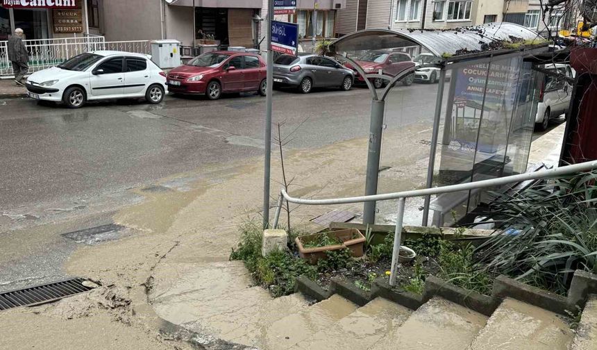 Patlayan su borusu nedeniyle her çamur içinde kaldı