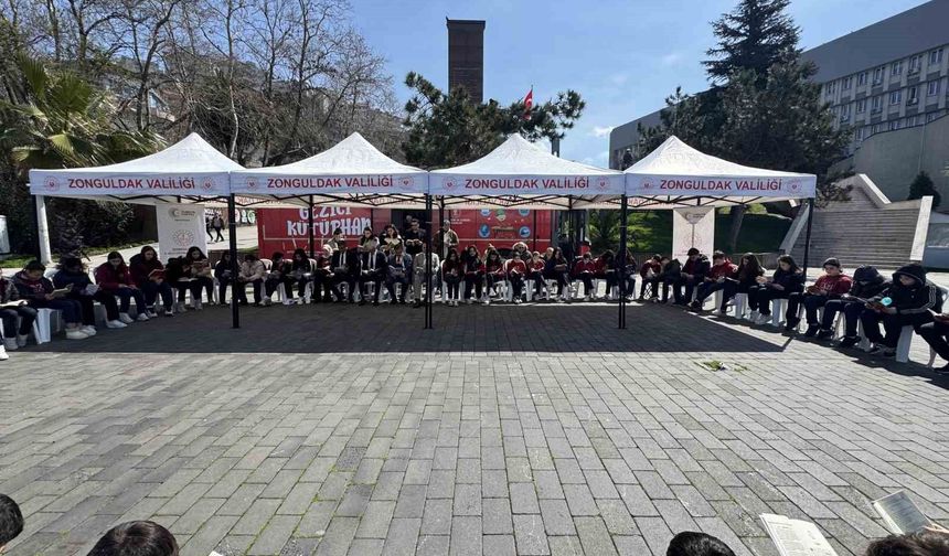 Sahil bandında kitap okudular