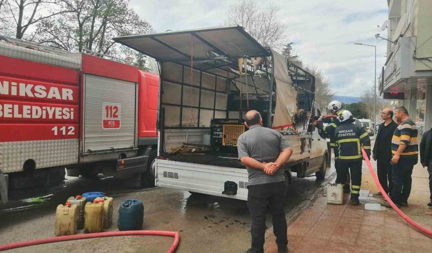 Tokat'ta jeneratörden çıkan kıvılcım aracı yaktı