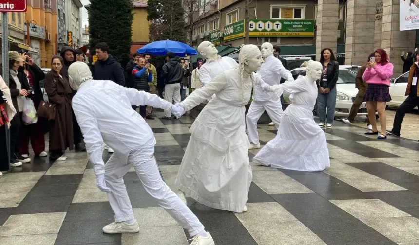 TRABZON’DA TİYATRO ŞÖLENİ YAĞMURA RAĞMEN BAŞLADI