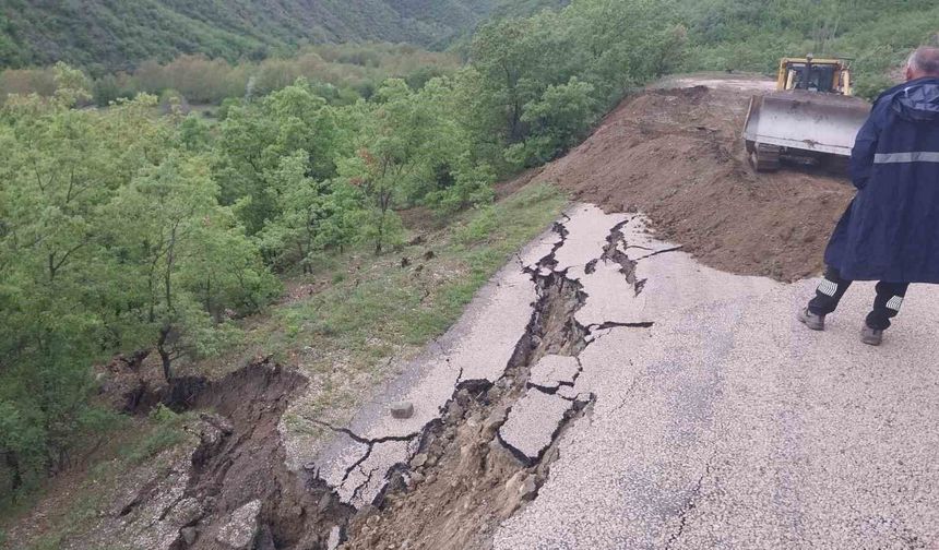 Köy yolunda heyelan