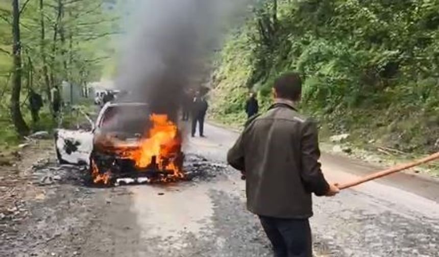 Seyir halindeki otomobil alev alev yandı