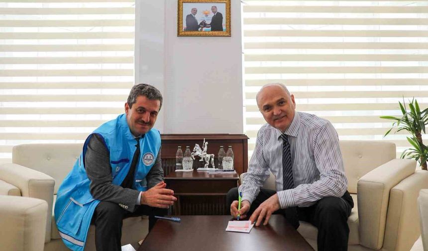 Başkan Özlü, kurbanını bağışladı