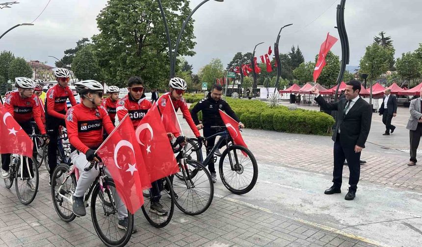 Bolu'da ellerinde Türk bayraklarıyla Gençlik Haftası'nda pedal çevirdiler