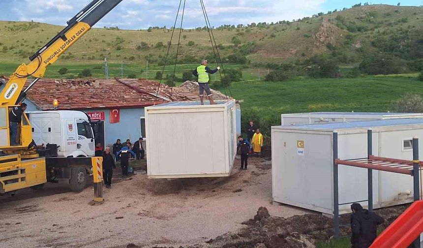 Hortumdan etkilenen köylerde yaralar sarılıyor