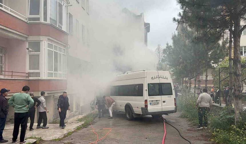 Çorum'da kamelyada çıkan yangın araçlara sıçradı