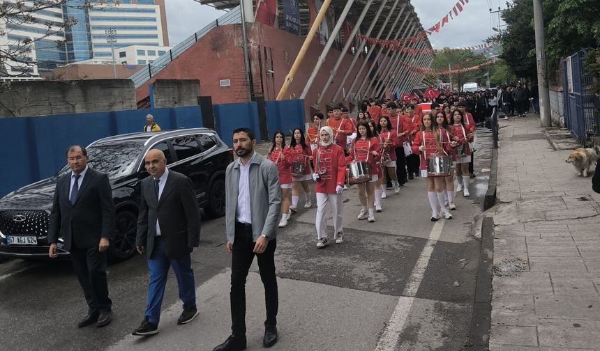 Fener Anadolu Lisesi'nden 19 Mayıs yürüyüşü