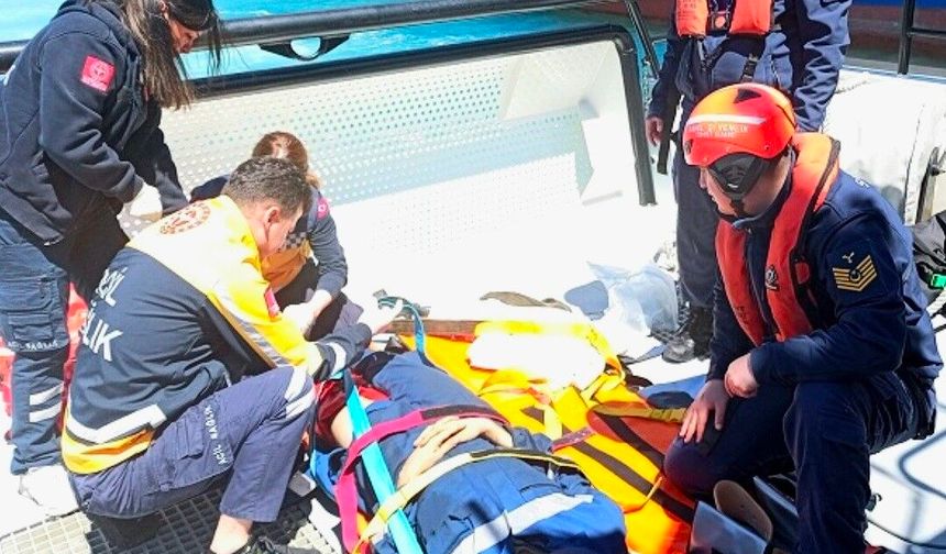 Gemide yaralanan personelin yardımına sahil güvenlik yetişti