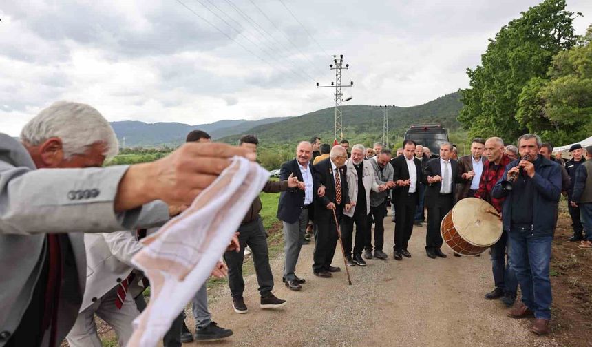Kıbrıs Gazisi istedi, köy meydanında vali ve belediye başkanı halay çekti