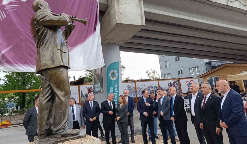 Miting ve açılışların unutulmaz ismi Seyfi Usta'nın heykeli açıldı