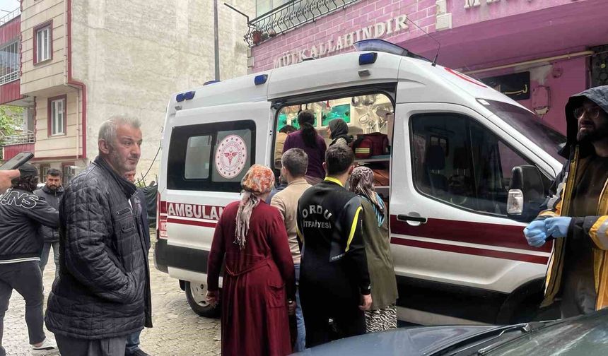 Dereye düşen çocuk vatandaşlar tarafından kurtarıldı