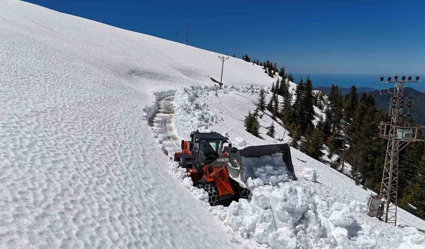 Rize'de yayla yollarında kar temizleme çalışması sürüyor