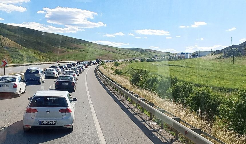 BAYRAM DÖNÜŞÜ KABUS OLDU! ON BİNLERCE ARAÇ YOLLARDA