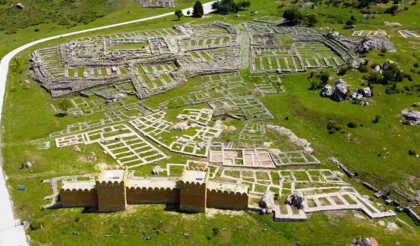 UNESCO mirası Hattuşa'da 7 bin yıllık tarihe yürüyüş: Doğaseverler Hitit Yolu'nda buluştu