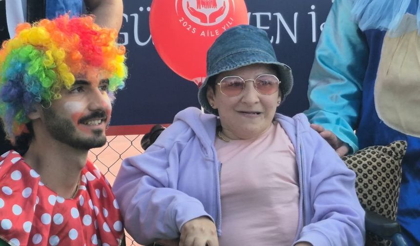Valiyi çok sevdiğini söyleyen engellinin duygulandıran mutluluğu