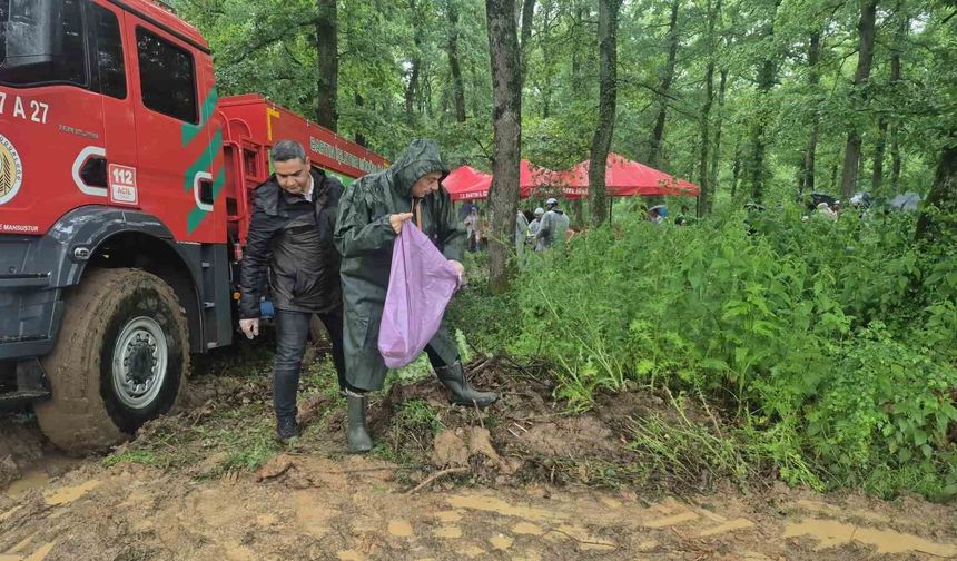 Yağmur çamur demeden ormanda çöp topladılar