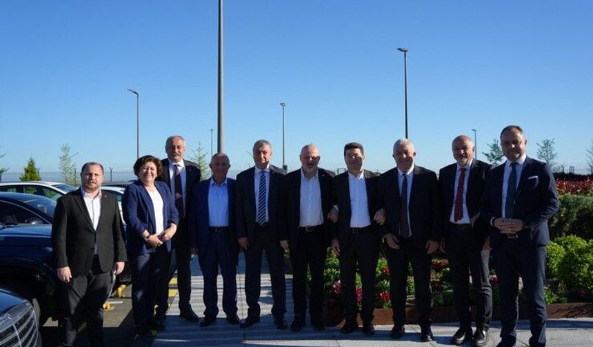 ÖZGÜR ÖZEL RİZE’DE: ÇAY ÜRETİCİSİ İÇİN MEYDAN VAKTİ!