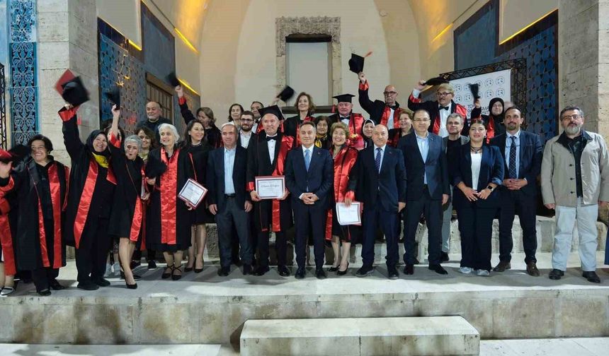 TOGÜ Tazelenme Üniversitesi'nde 60 yaş üstü öğrenciler kep attı