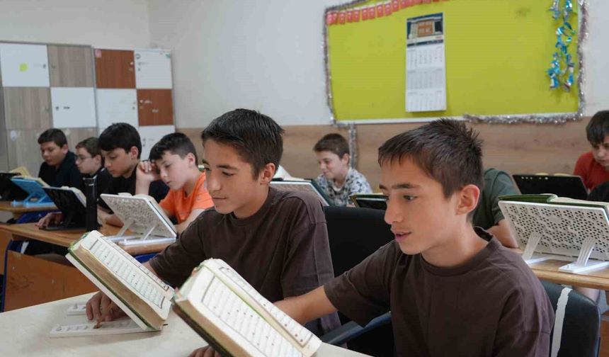 13 yaşındaki ikiz kardeşler birlikte Kur'an-ı Kerim'i ezberleyerek hafız oldu