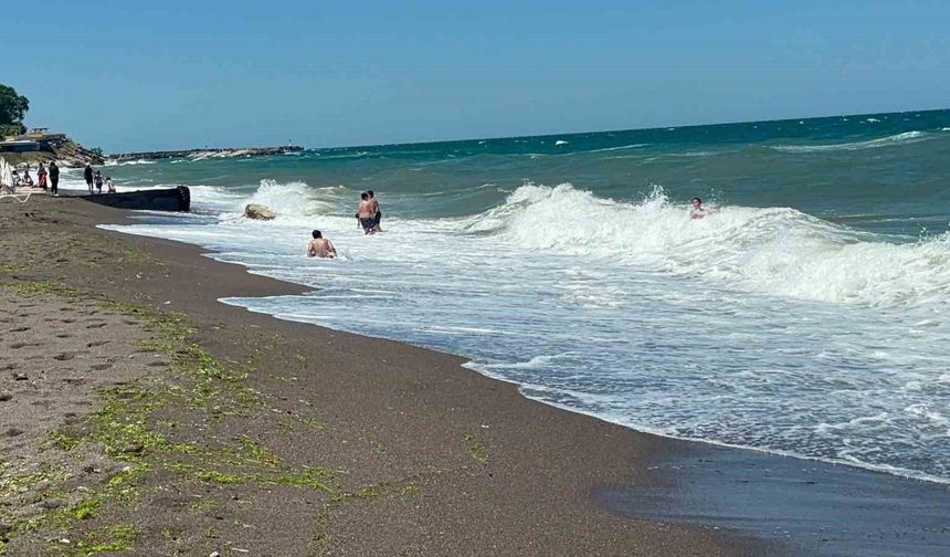 Akçakoca'da olumsuz hava şartları nedeniyle denize girmek yasaklandı